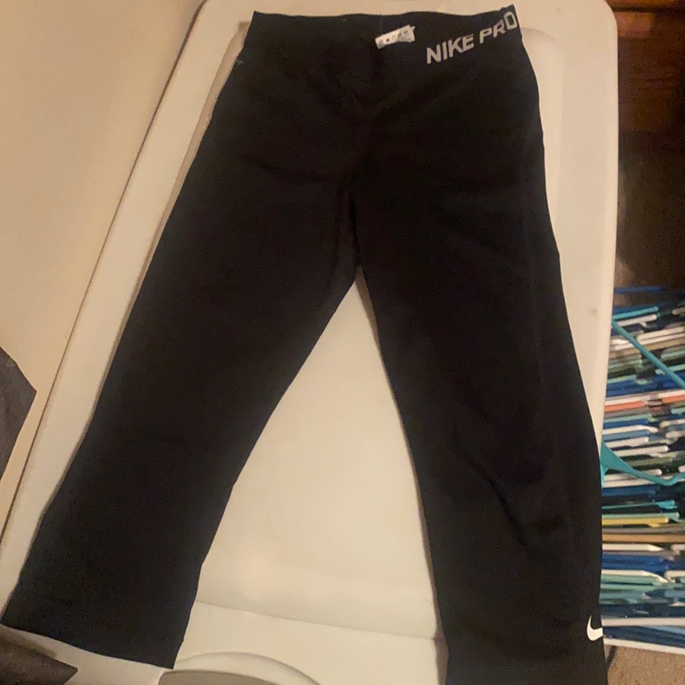 Nike women’s cropped Leggings. Black. Size medium